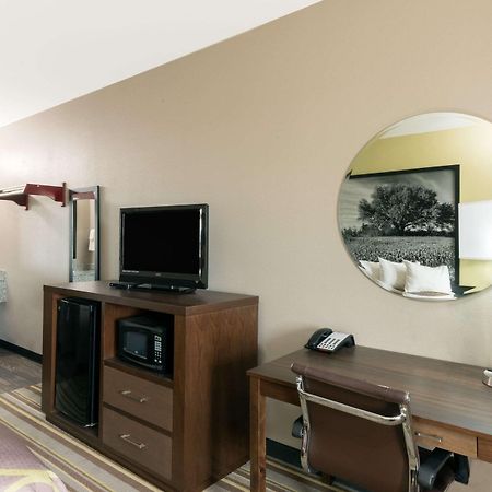 Super 8 By Wyndham Colorado City Екстериор снимка