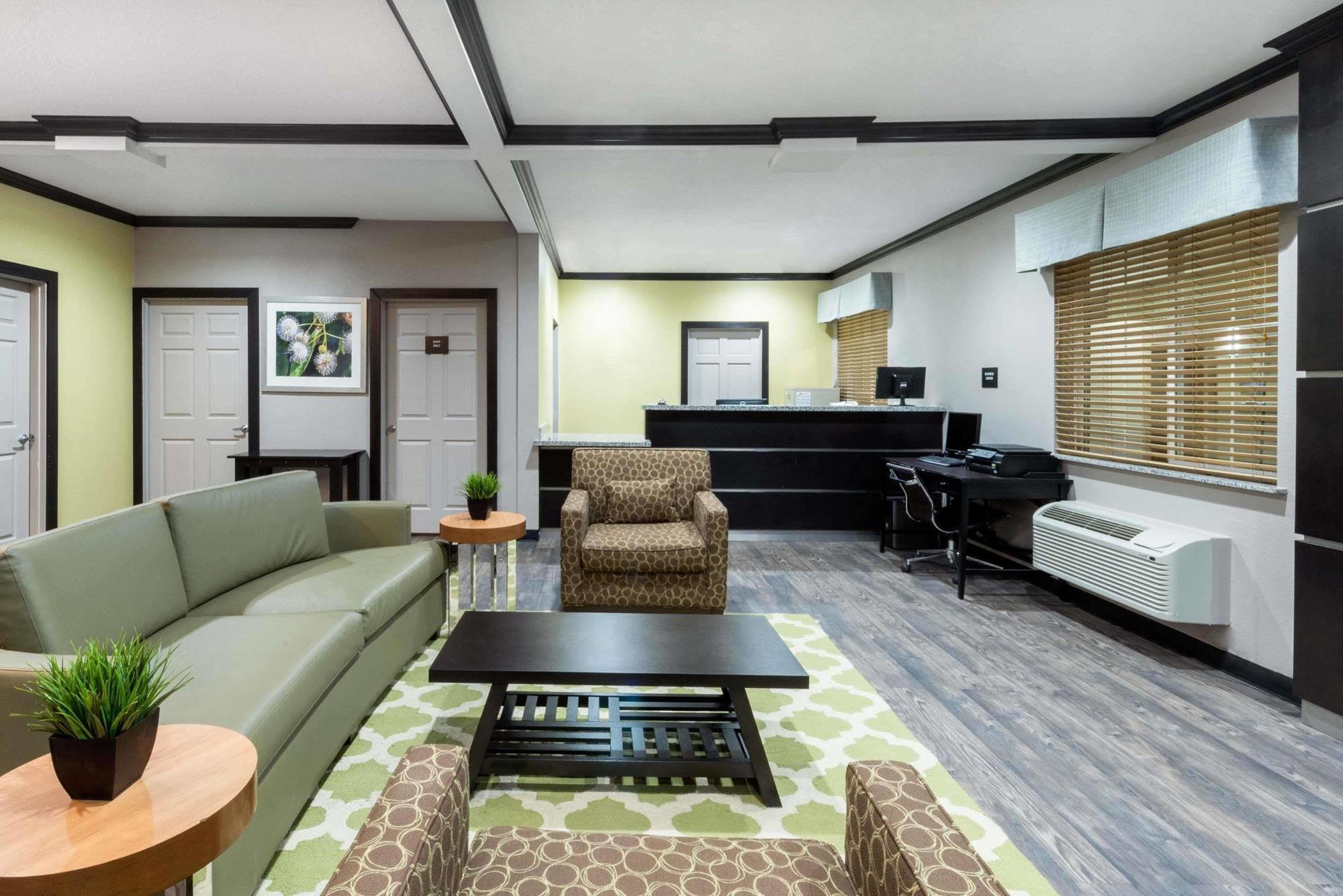 Super 8 By Wyndham Colorado City Екстериор снимка